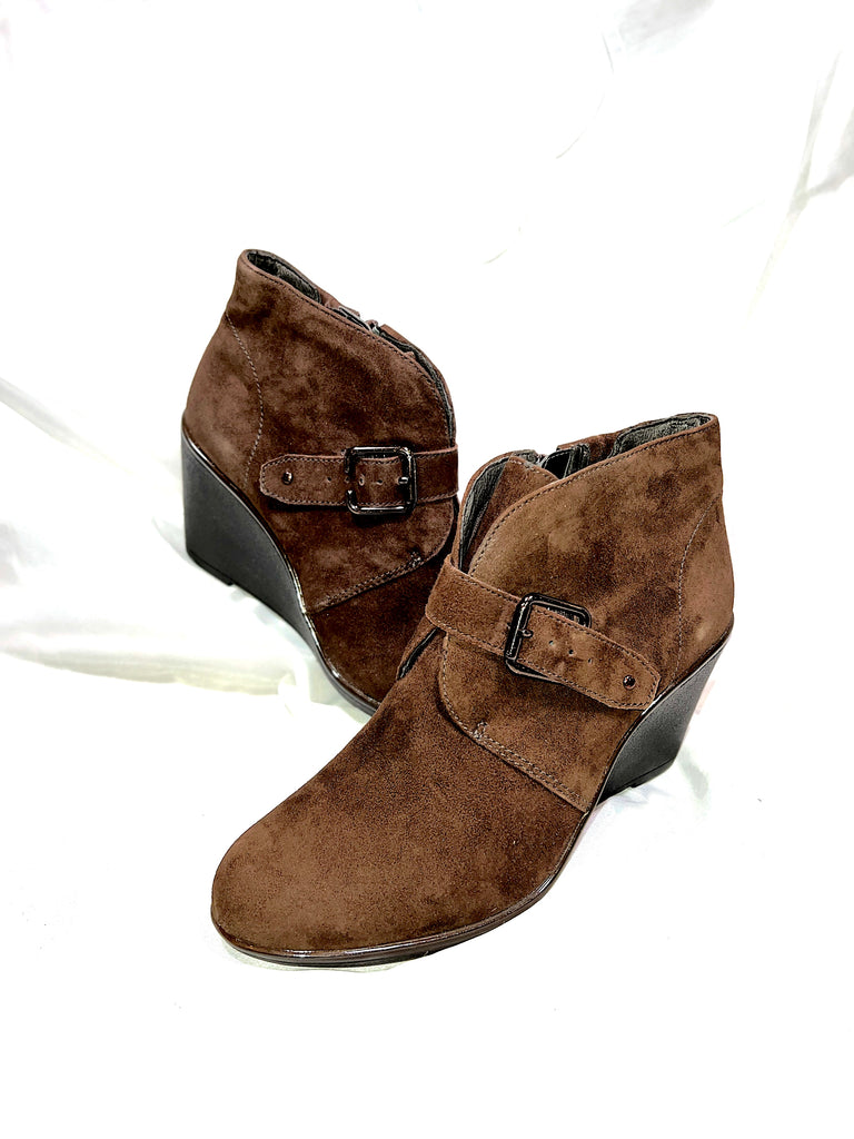 Women's CLARK'S Artisan •Daylilly Surety • Wedge Ankle Bootie-Brown Leather Size 6.5M